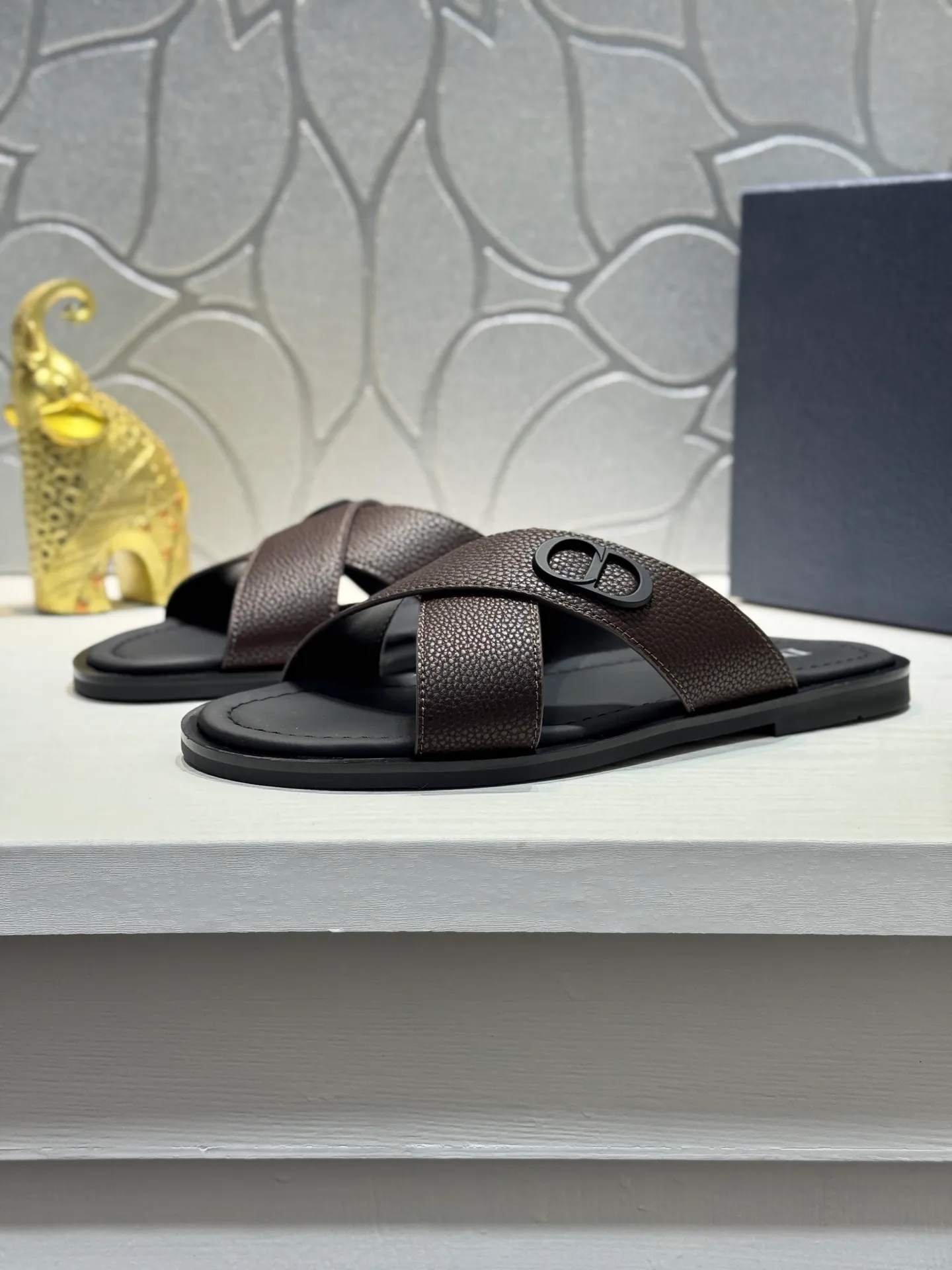 Men's men's shoes 💰320 [New style] 🦇🦇𝐂𝐡𝐫𝐢𝐬𝐭𝐢𝐚𝐧 𝐃𝐢𝐨𝐫 Dior slippers - the latest hot sandals, classic sandals, original replicas, super durable and versatile, cowhide leather with hardware accessories, very comfortable on the feet Look slim and white. Original molded outsole size: 38-44 (.45. Customized